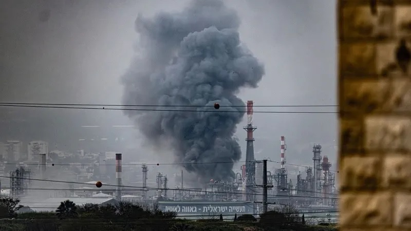 بعد تعرض محطة البتروكيماويات في حيفا لضربات إيرانية.. تل أبيب تتوعد